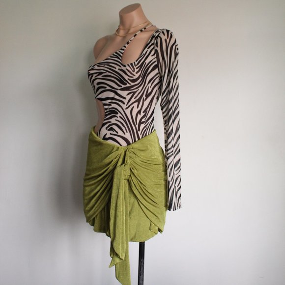 🆕️It Girl Collection// Green Skirt - Picture 6 of 11